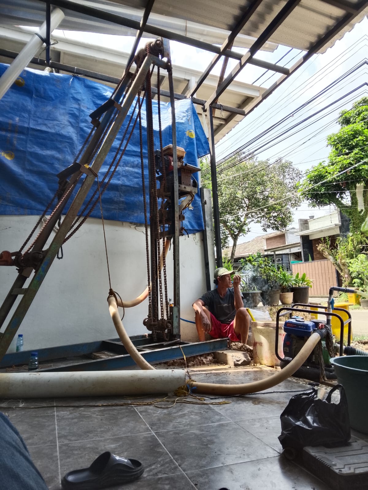 [Foto pengeboran sumur]